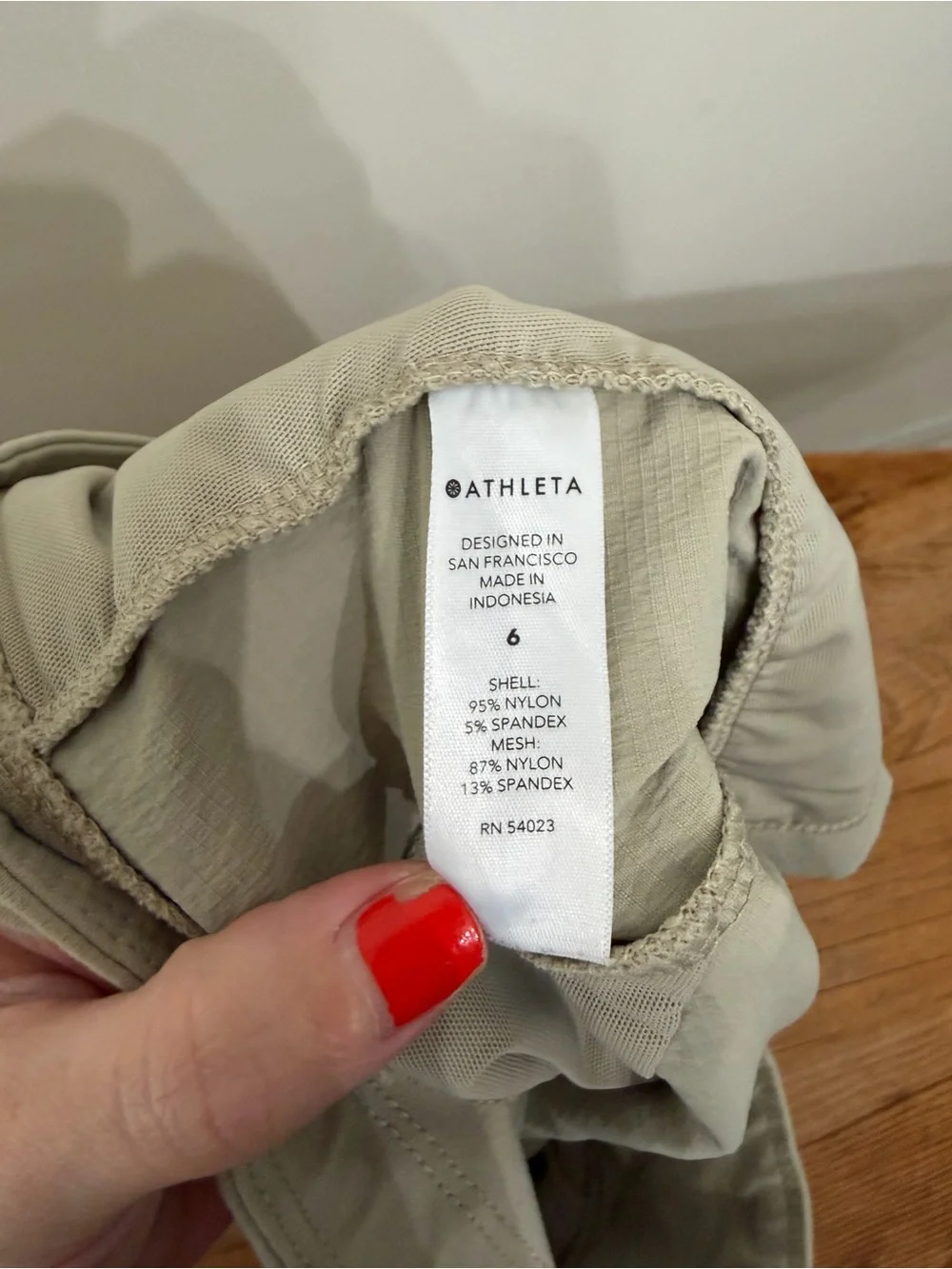 Athleta Trekkie North 3.5” Shorts Khaki Zip Pockets Pull On Granola Women’s 6